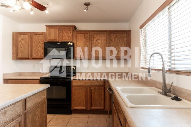 Building Photo - Large Home with Plenty of Room in Coolidge