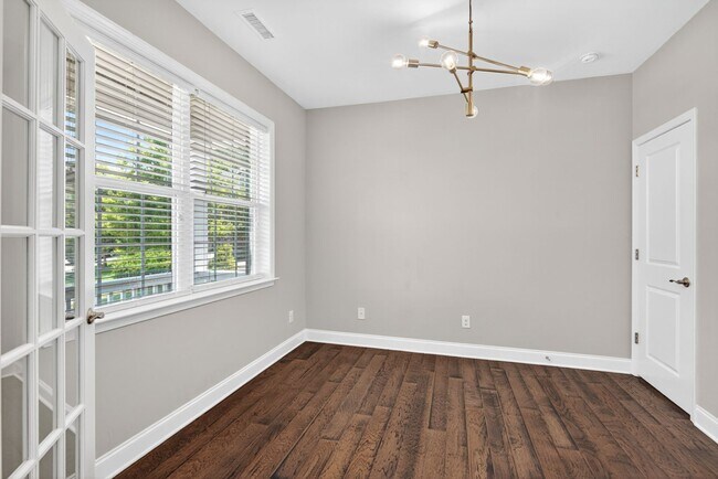 Building Photo - “5-Bedroom Home with Bonus Room & Resort-S...