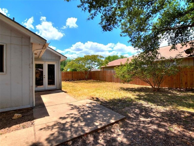 Building Photo - 813 Primrose Ln