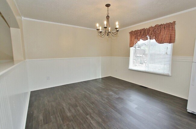 Building Photo - Spacious Home in Quiet Neighborhood