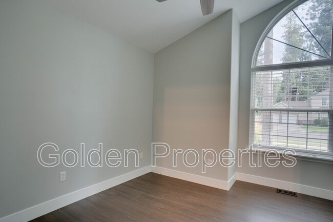 Building Photo - 4741 W Woodside Ave