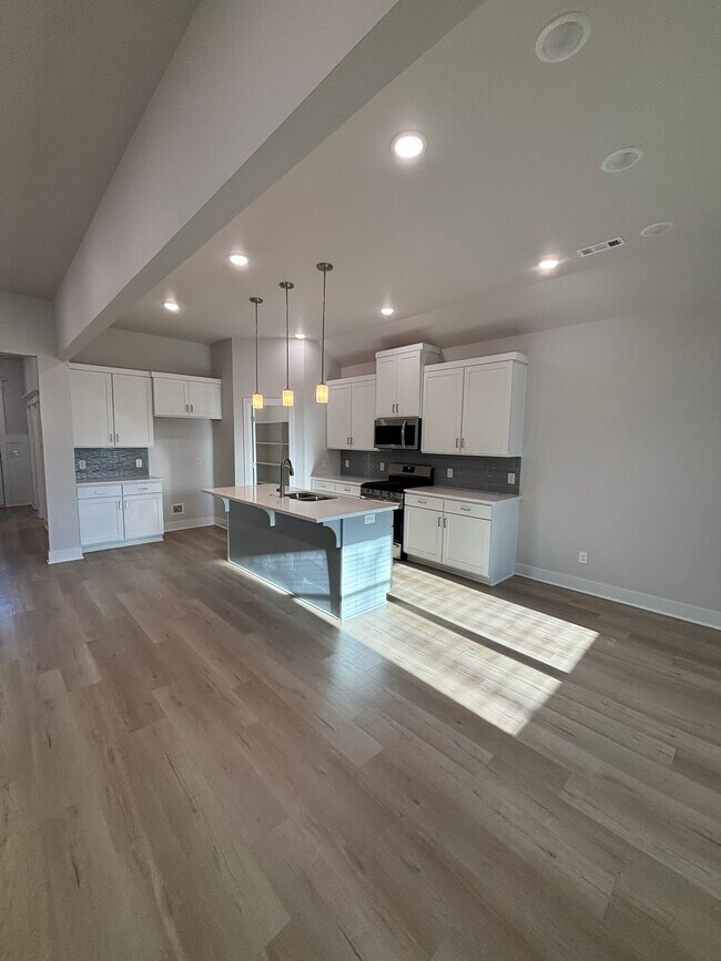 Building Photo - 3812 SW Pinecrest Dr