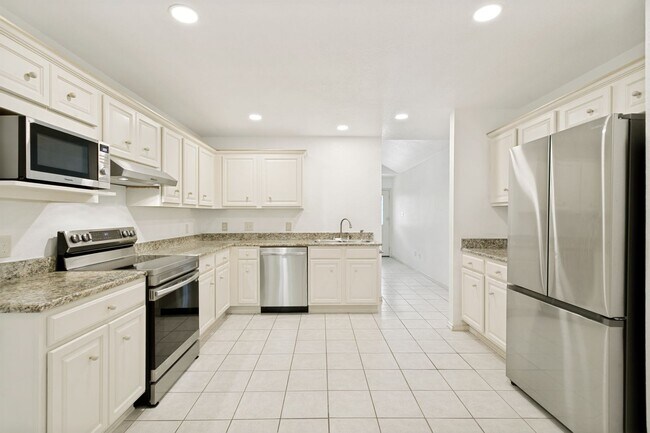 Building Photo - 2-BEDROOM, 2.5-BATHROOM DUPLEX/CONDOMINIUM IN TERRELL HEIGHTS