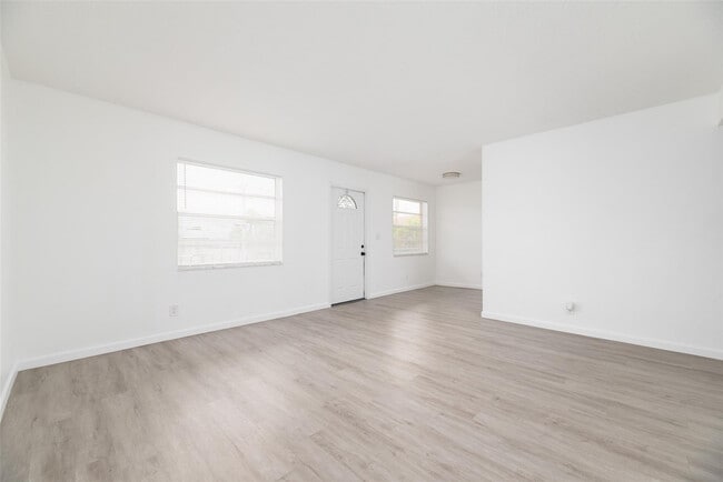 Building Photo - 1401 NE 17th Ct