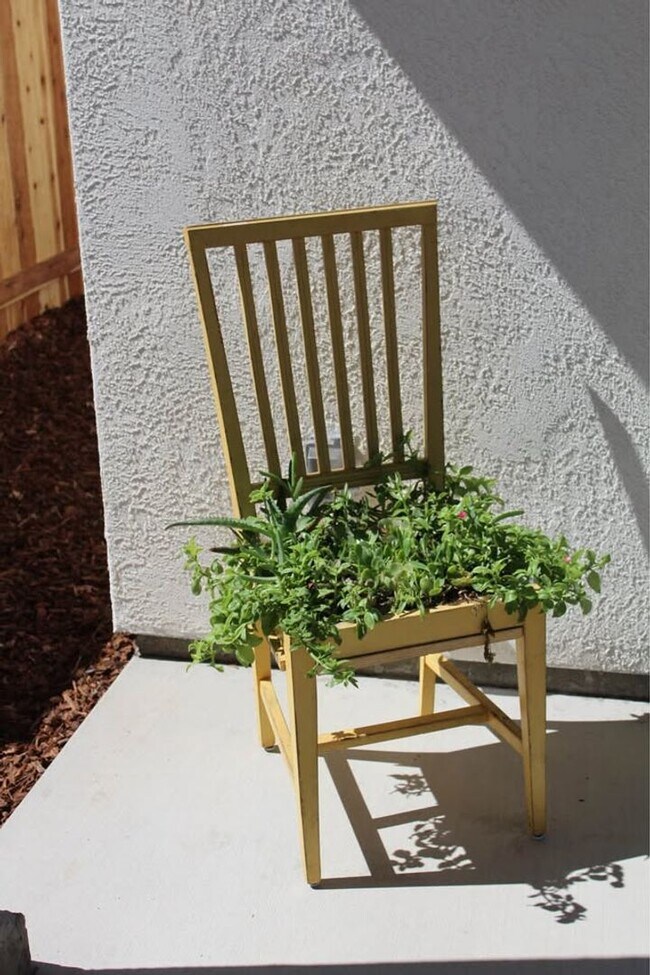 Building Photo - CHARMING