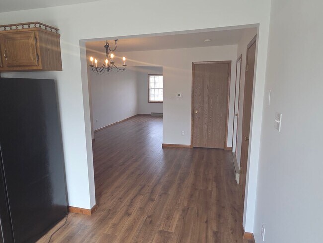 Building Photo - End Unit 2 Bedroom