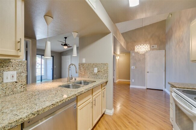 Building Photo - 950 Seven Hills Dr