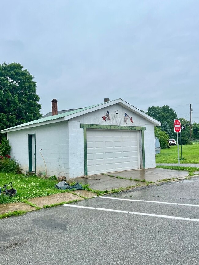 Building Photo - 121 Maple St