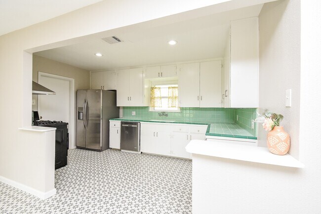 Building Photo - 7901 Ridgeview Dr