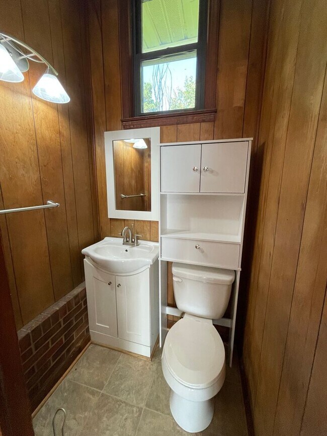 Building Photo - Beautiful 3 bedroom house with wood floors...