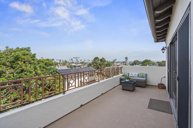 Building Photo - Stunning, Modern and Immaculate 3/BR 2.5/B...