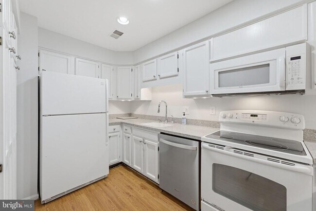 Building Photo - 5705 Brewer House Cir