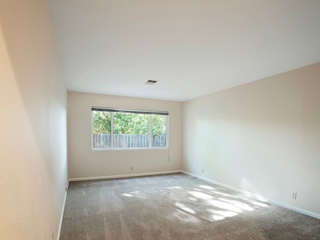 Building Photo - Single Level Ranch Home In Desirable Clayt...