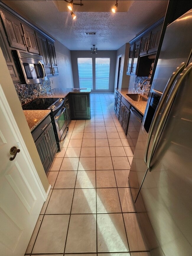 Building Photo - 3 bed 2 bath 2 car garage