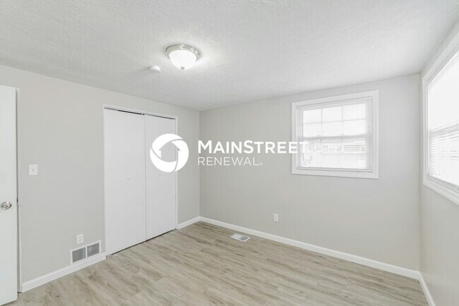 Building Photo - 3 Bedroom Pet-Friendly Home in Louisville, KY with Main Street Renewal