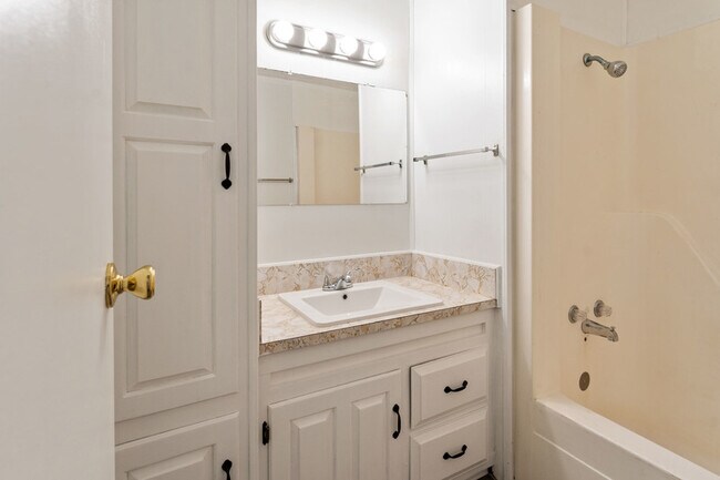 Building Photo - 112 Queenswood Dr