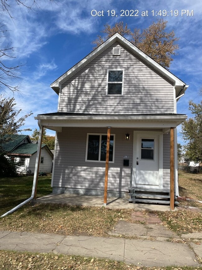 Building Photo - Updated 2 bedroom 1 bathroom home-located in Perry, IA