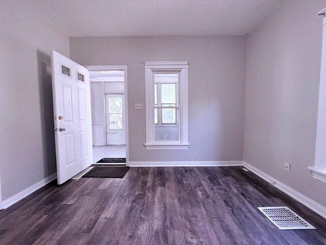 Building Photo - 3-Bed House in Waterloo