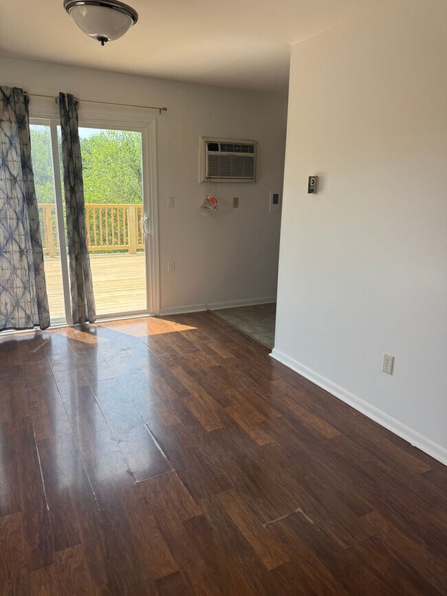 Building Photo - Spacious 4 Bedroom 2 1/2 bathroom Townhome With an ensuite located downstairs.