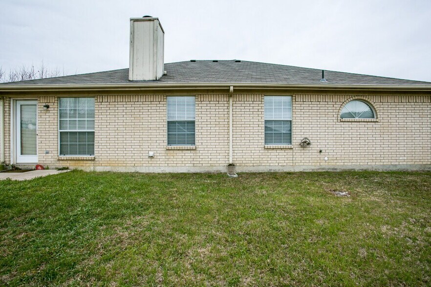 Building Photo - 6705 W Lynn Creek Dr