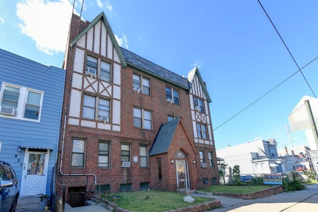 Building Photo - 901 Grand Ave