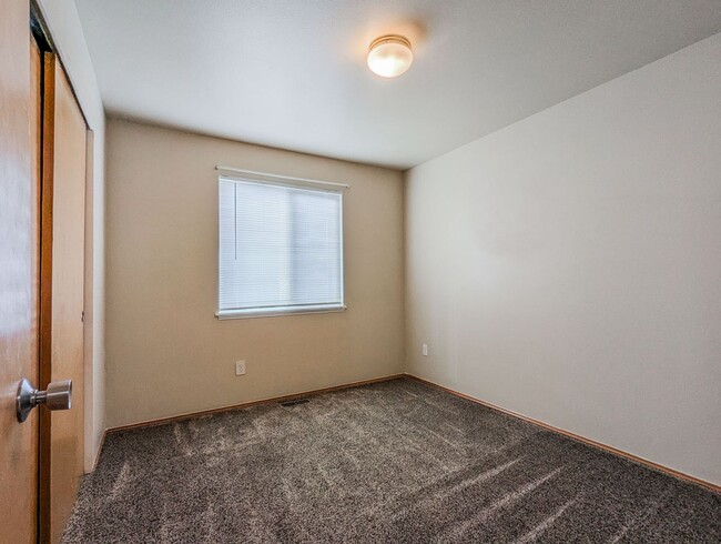 Building Photo - Clean, spacious and move in ready 3 bed 2 ...