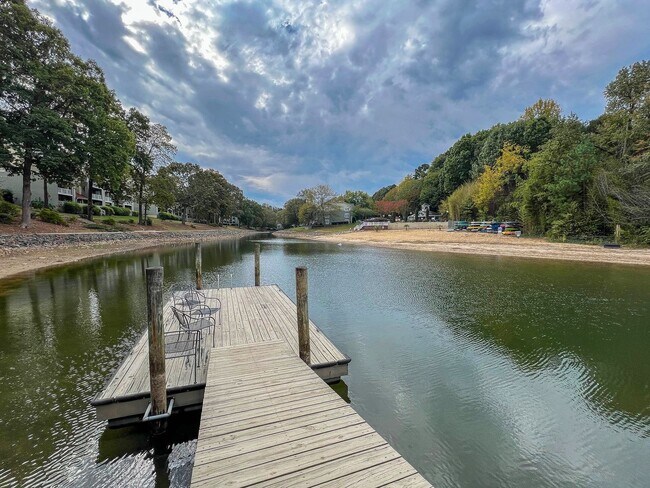 Building Photo - Amenity rich water front condo ready for move in!
