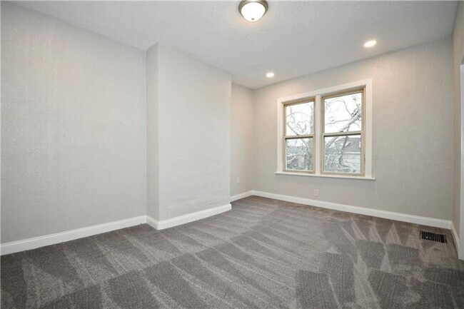 Building Photo - Beautifully Remodeled 3 Bedroom House in C...