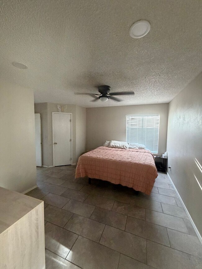 Building Photo - 2 Bedroom 2 bath private enclosed yard for