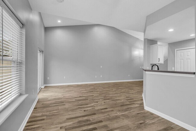 Building Photo - Move-in Ready Townhome in heart of Spring Hill