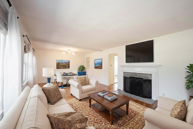 Building Photo - "Charming 2-Bedroom Duplex with Cozy Fireplace on Washington Blvd – Your Ideal Indianapolis Retre...