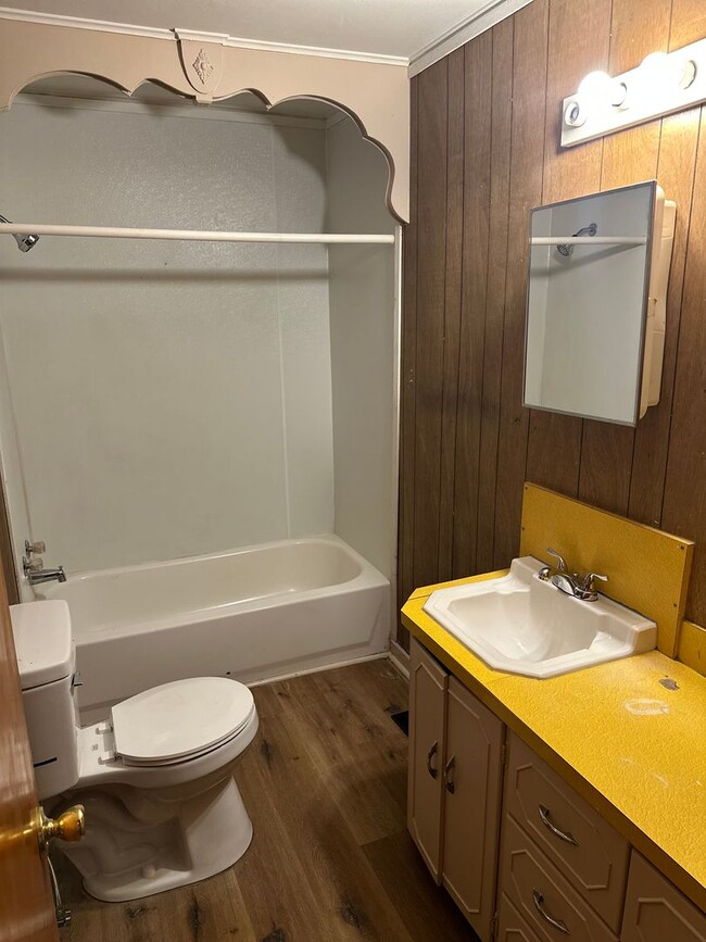 Building Photo - Available Now! 3-Bed, 1-Bath Home w/ Garage - Central Springdale, right next to Springdale High S...