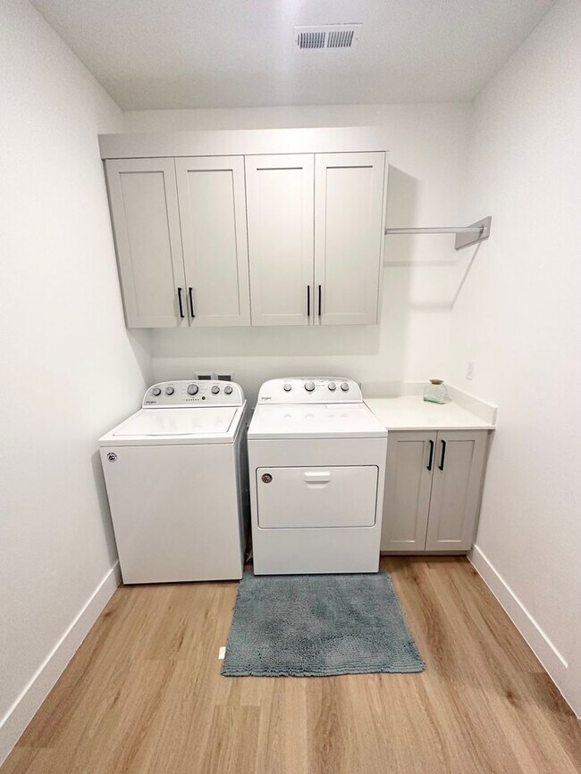 Building Photo - Pet Friendly!!! Beautiful Woodland Estates...