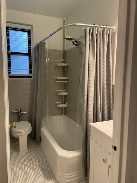 Building Photo - 210 Martine Ave