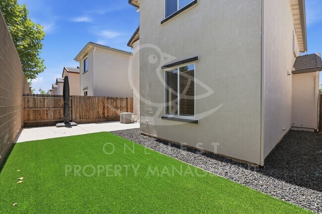 Building Photo - Practically Brand new | 3 bedroom 2.5 bathroom + loft