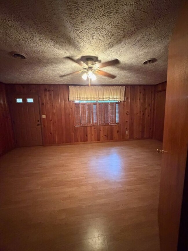 Building Photo - Maryville City  37801 - 3 bedroom, 2.5 bath home - Contact Debra Davis (865) 591-8281