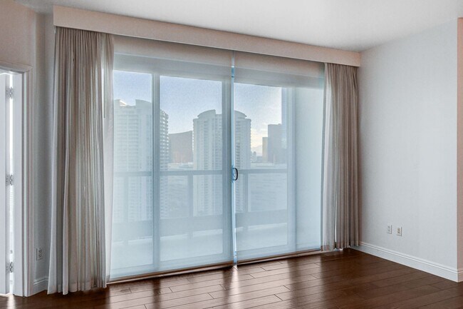 Building Photo - Turnberry Towers 2705W-City/Golf Course Views from this Stunning 1Bd/1.5Ba Residence