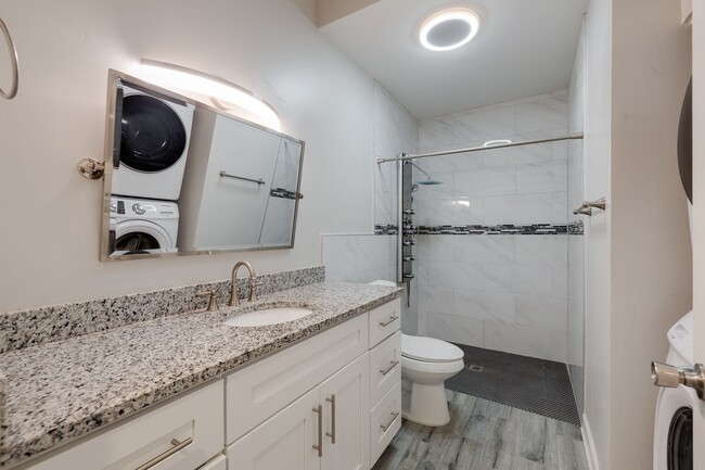 Building Photo - 1 bedroom, 1 bath updated condo in downtow...