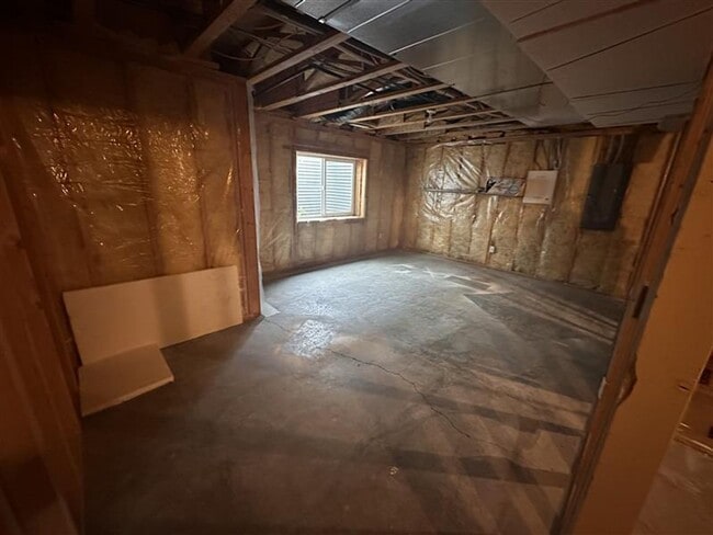 Building Photo - Three Bedroom - Low maintenance, west-end,...