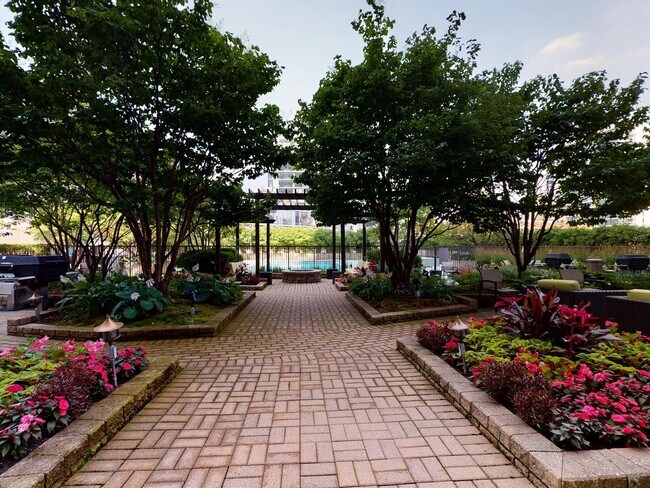 Building Photo - 400 N La Salle Dr