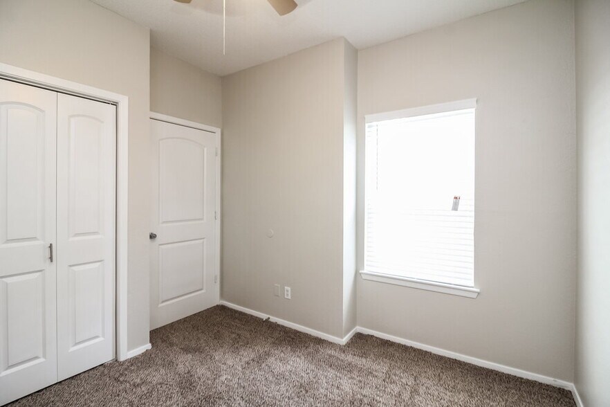 Building Photo - 1385 Chinaberry Dr