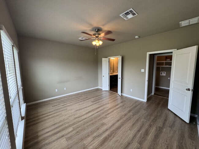 Building Photo - 502 Westchester Ct