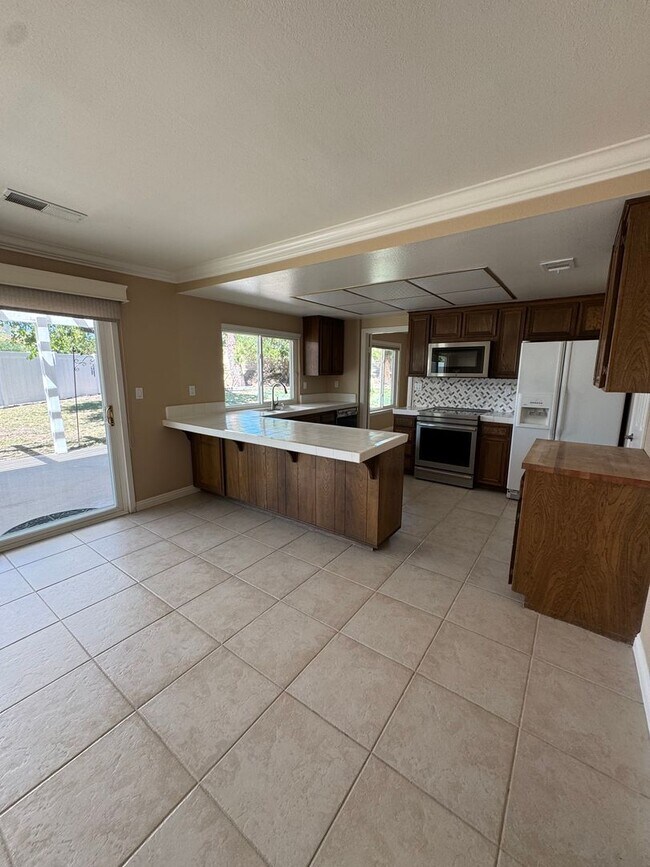 Building Photo - Prime Cul-de-Sac Location with Expansive Backyard