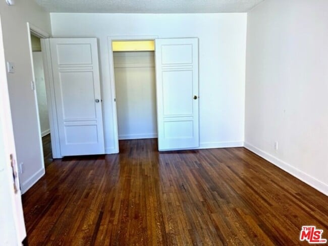 Building Photo - 1115 S La Peer Dr