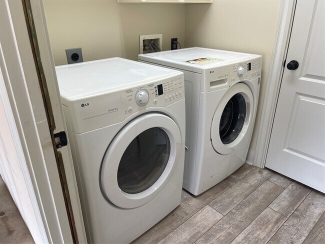 Building Photo - 1759 Lakeside Enclave Dr