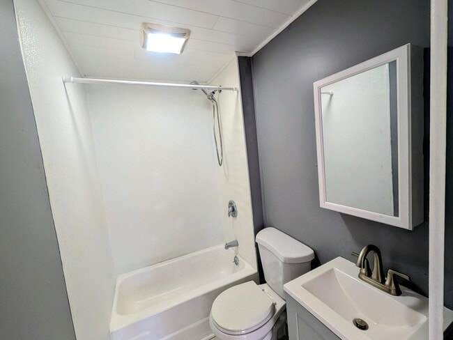 Building Photo - 13-15 Walnut Street Unit 1