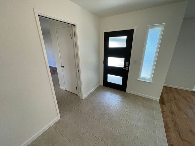 Building Photo - Spacious three bedroom home in desirable Windsor neighborhood!