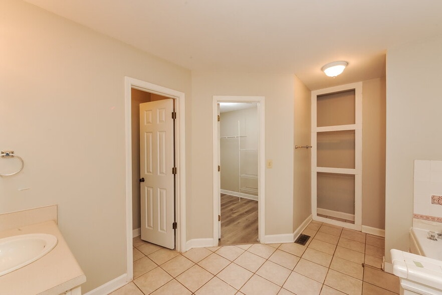 Building Photo - 1798 Poinsettia Dr