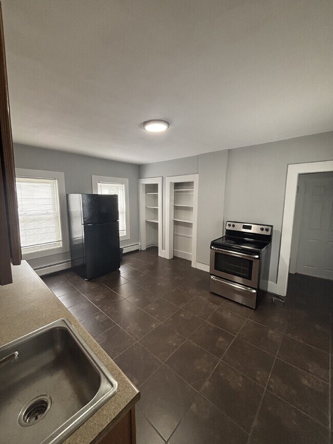Building Photo - 2 Bedroom, 1 Bath Apartment – 38B Kinsley St, Nashua, NH – $1,600/month