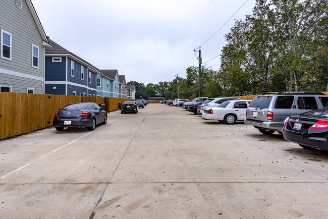 Building Photo - 402 Poplar St
